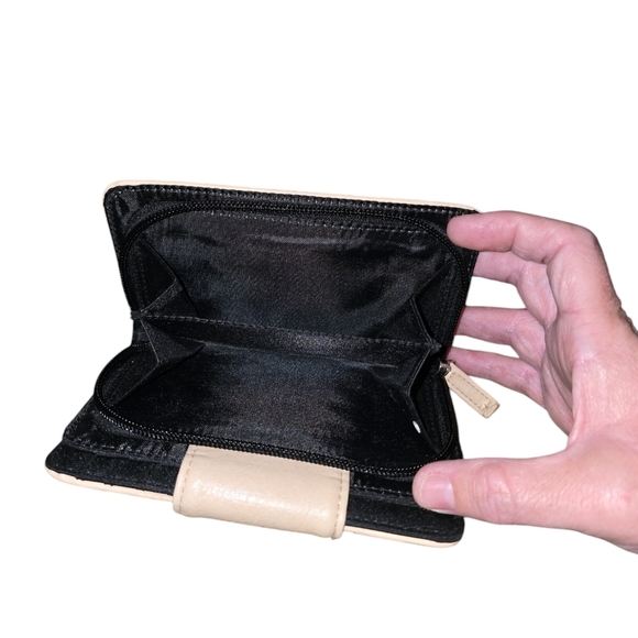 Womens Tahari Wallet In Excellent Conditon With Identity Theft Liner! - Picture 4 of 4